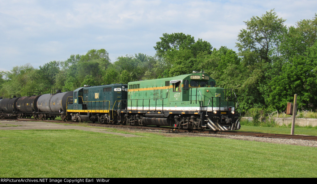 Ohio South Central Railroad (OSCR) 4537 & 104